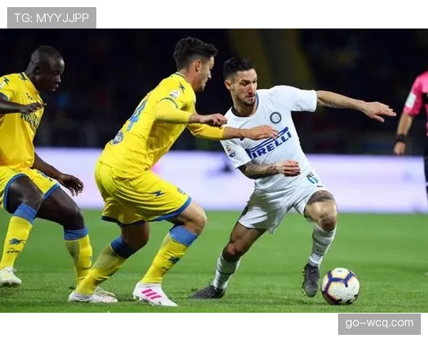 现场报道:弗罗西诺内球迷在球队成功防守后高唱助威歌曲